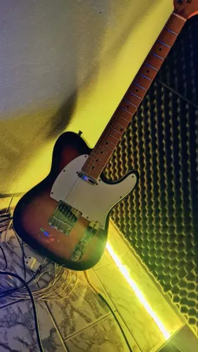 Vendo guitarra Telecaster com caixa