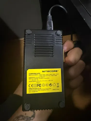 Carregador Nitecore Digicharger D2 + 2 Baterias 18650 3000mAh