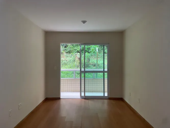 Apartamento com área externa, varanda e 2 quartos para locação