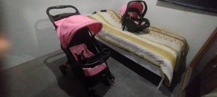Carrinho de bebê com bebê conforto 