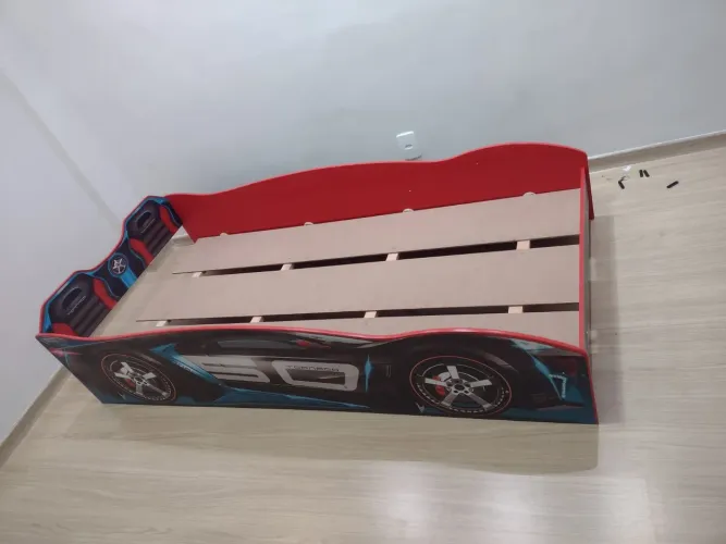 Cama infantil formato carro