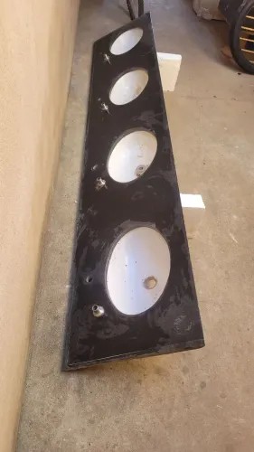 Vendo bancada de granito preto,com quatro bojos