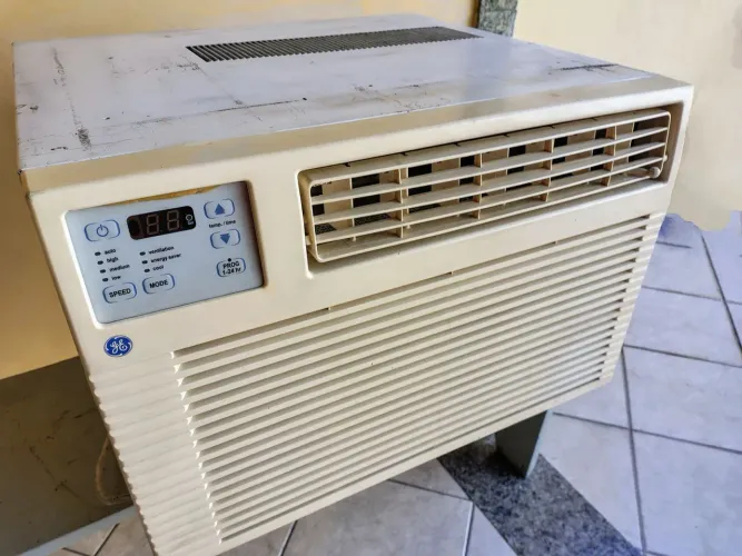Ar condicionado eletrônico de janela marca Gree 12000 BTUs, 127V, controle remoto.