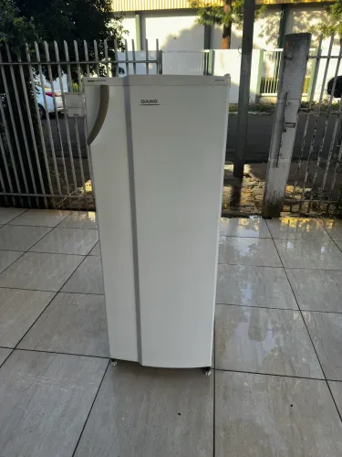Geladeira de uma porta de 298 litros
