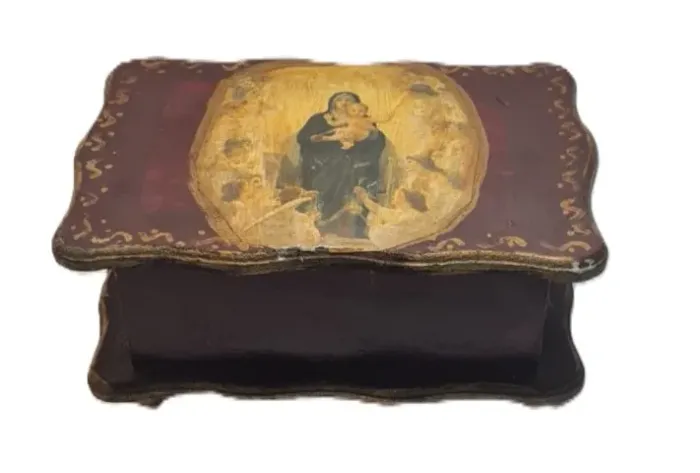 Caixa decorativo vintage em estilo florentino, com acabamentos envelhecidos em tons de ver