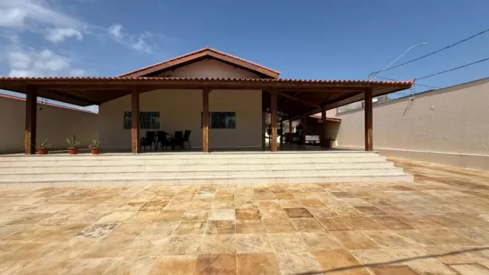Vendo casa solta no Quintas do Calhau lado praia, reformada, com ótima localização.