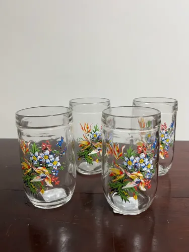 Conjunto com 4 Copos de Vidro Novos na Caixa