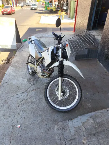 Vende se motoca conservada toda revisada só pegar e andar.