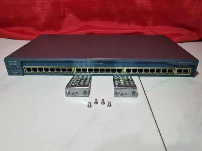 Par de Switches Cisco Catalyst 2950T (24 Portas + 2 Uplinks Gigabit) + Orelhas de Rack