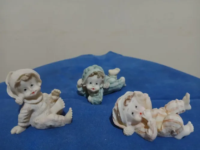 Meninos sonhadores (bibelô de resina)
