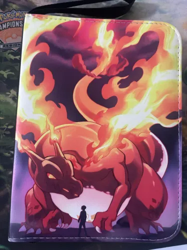 Fichário Charizard com coleção de cartas Pokémon