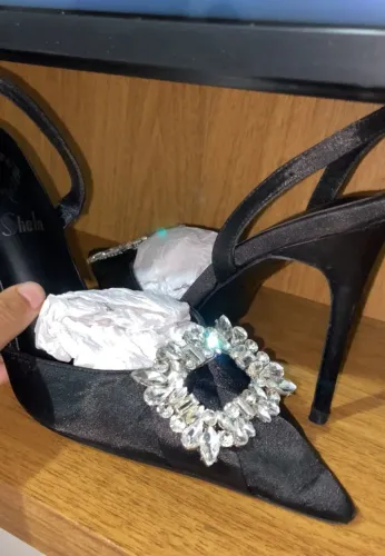 Scarpin luxuoso salto fino pedraria sling back