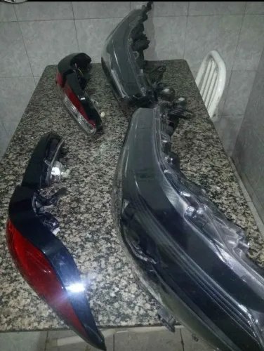 Faróis do Corolla Cross 2022 estado de zero, sem detalhes R$ 4,000 par zAP *