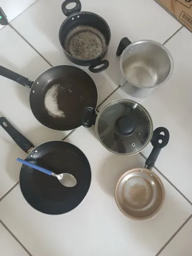 Panela e frigideira usada