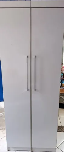 Guarda roupas / Armário com 2 portas e prateleiras