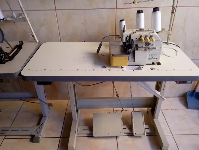 Máquina overloque Zoje