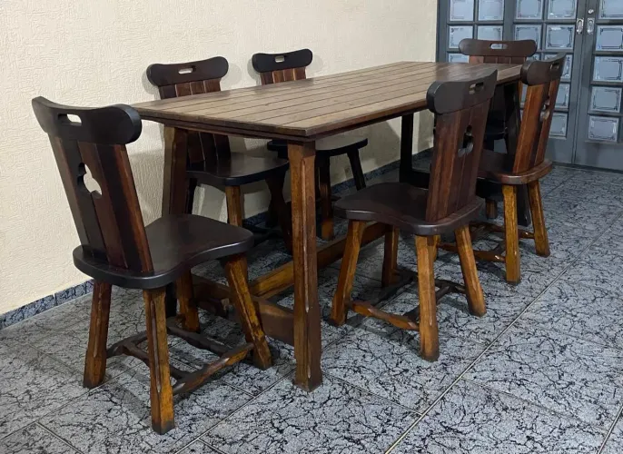 Mesa em madeira maciça impecavel