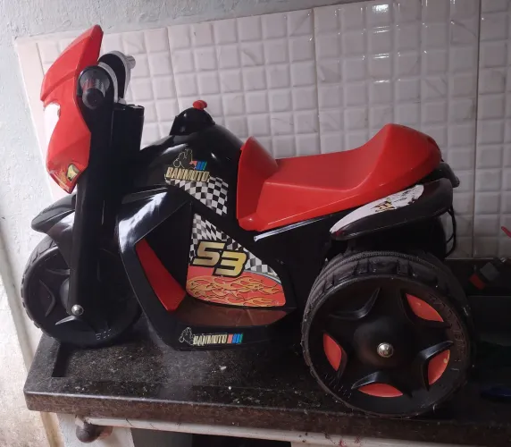 Triciclo infantil elétrico