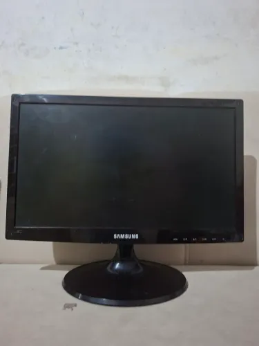 Monitor sansung 18.5 polegadas com cabo vga e fonte em um estado bom 60hz