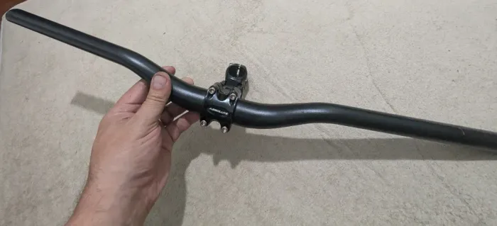 Guidão + mesa (avanço) da marca Absolute, ideal para MTB, uso em trilhas e asfalto.