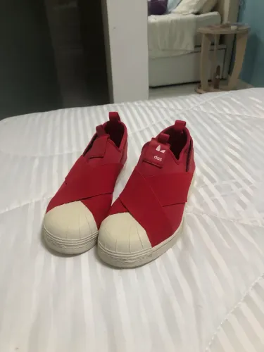 Tênis adidas vermelho