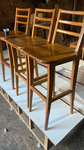 Banquetas em madeira maciça