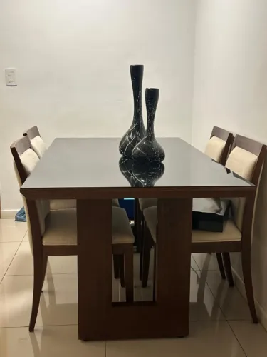 Mesa de jantar em madeira c/ tampo de vidro preto - TAM. 160 x 90 cm
