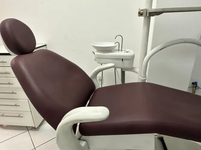 Equipamentos odontológico- cadeira gnatus landus e um gaveteiro 