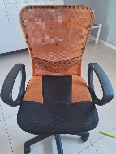 cadeira de escritório giratória com encosto em tela mesh laranja
