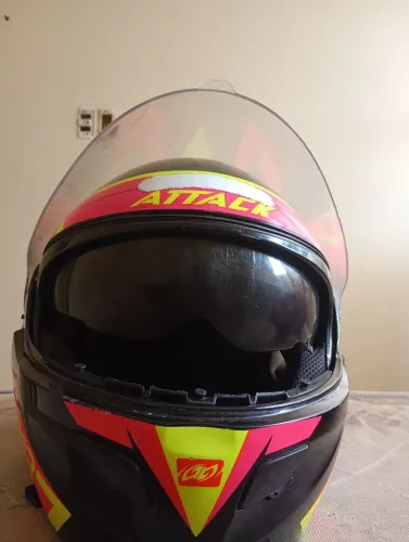 Capacete attack semi novo