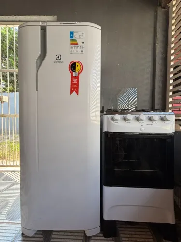 Geladeira Electrolux ( 6 meses de uso) + Fogão 4 bocas elétrico (semi-novos) entrego