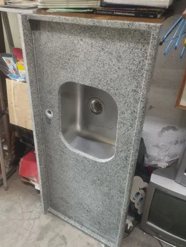 Pia em granito com cuba em aluminio