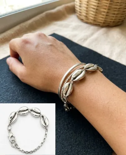 Pulseira de Búzios em metal dourado com 18 cm