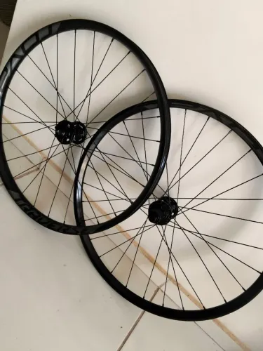 Par de rodas Roval com cubos kozeer 490 novos 28 furos! Cubos15x100 e 12x142!