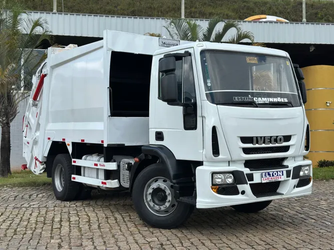  caminhão compactador de lixo a venda Iveco TECTOR ano 2014