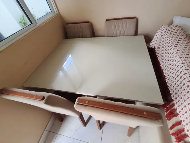 Mesa com 4 cadeiras