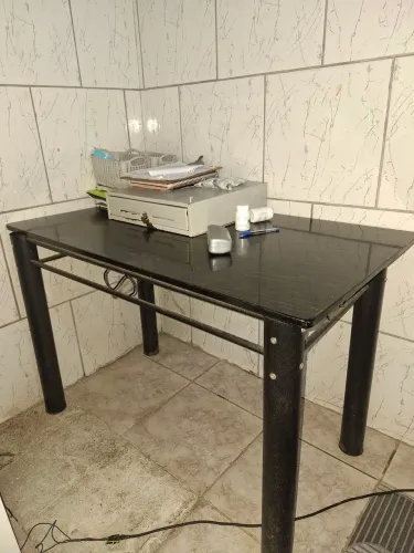 Meda de ferro e tampo em pedra 