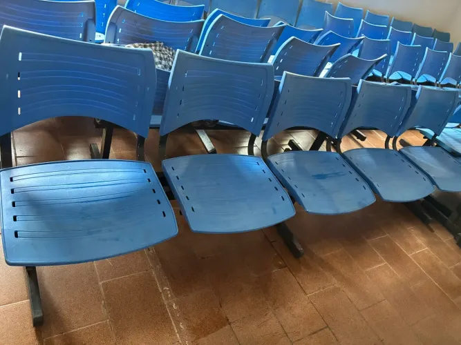 Título: Cadeiras longarina azuis - para recepção e sala de espera