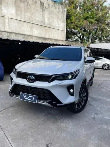 Toyota Hilux SW4 SRX Plat. 4X4 2.8 TB Die. Aut. 2025