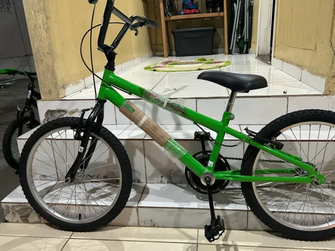 Bicicleta nova nunca usada, aro 22, com nota fiscal e já lubrificada, pronta para usar.