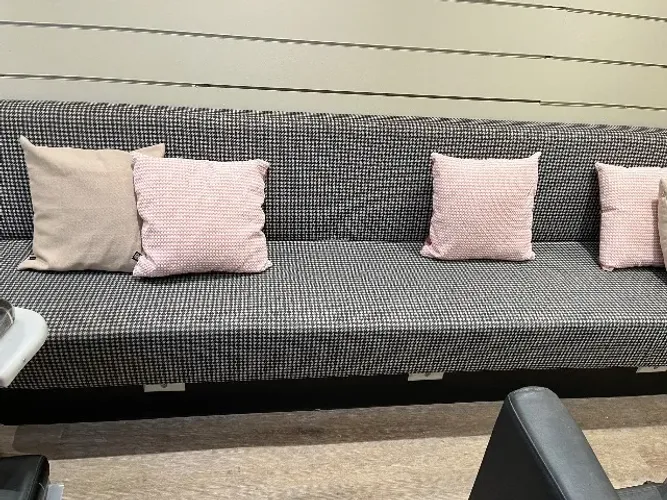Sofá com tomadas instadas