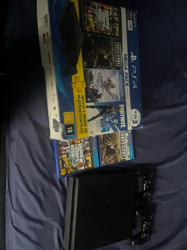 Ps4 1TB 2 controles + 3 Jogos