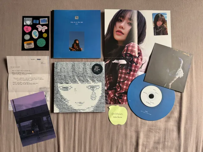 Chuu - Only cry in the rain (blue)