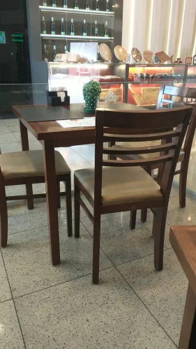 Cafeteria vende Cinco conjuntos de mesa com quatro cadeiras 