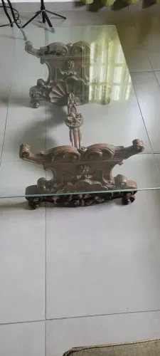 Mesa de centro Antiga de madeira com acabamento entalhado e tampo de vidro