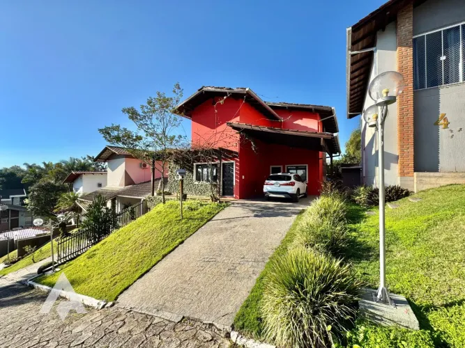 Casa à venda em condomínio fechado no Centro de Blumenau!