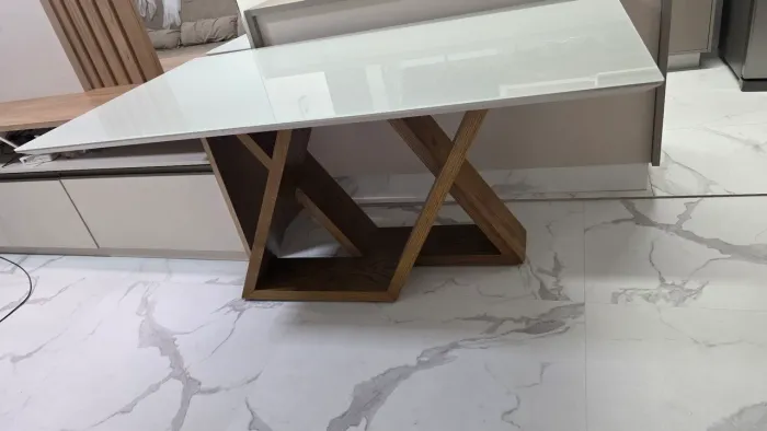 Mesa moderna com tampo em vidro
