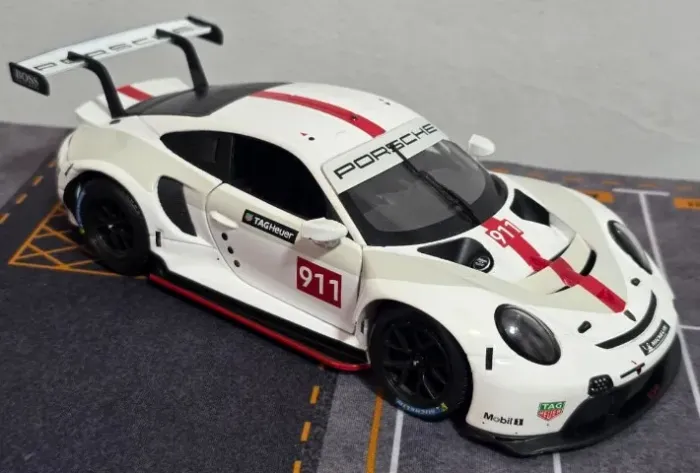 Porsche 911 RSR 1:24 - BBurago