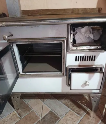 VENDO FOGÃO DE LENHA SEMI NOVO JÁ ACOMPANHA A CHAMINÉ