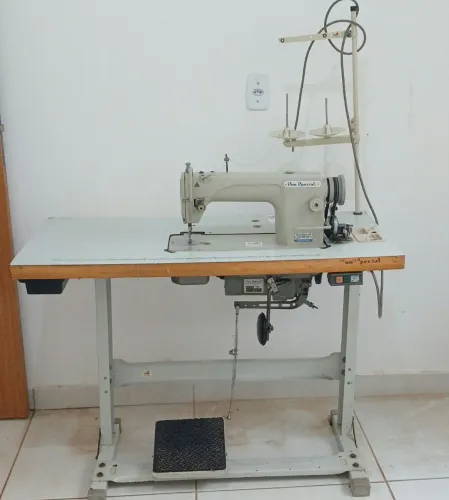 Vendo máquina de costura reta